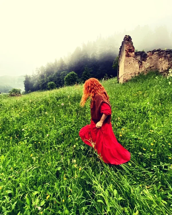 Plimbare în roșu prin poiana verde, lângă ruinele capelei